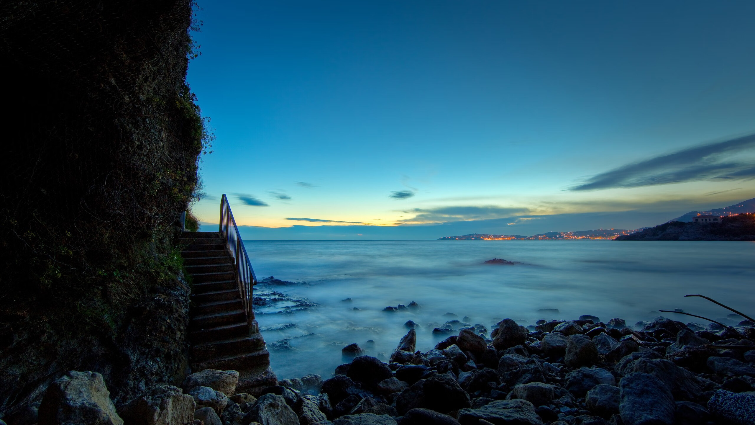 _火山脚下：在火山区域附近举行的挑战赛_，火山底部